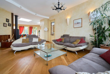 Maison semi-bourgeoise garage et jardin
